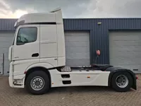 Mercedes-Benz Actros 1945 More PCS in stock Foto